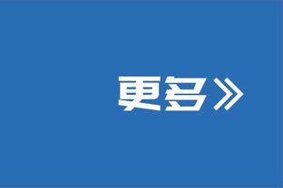 看来C罗真的挺喜欢晚宴的表演，还拿出手机拍？